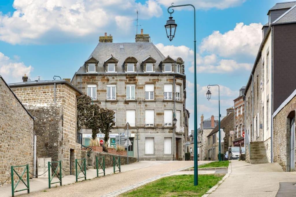 Panorama Sur Le Chateau De Carrouges Apartment Exterior photo